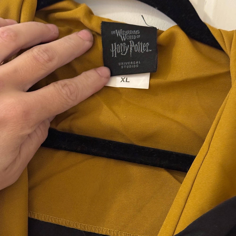 Brand new from universal Black and Gold hufflepuff Hooded Hogwarts Cloak - Picture 5 of 5